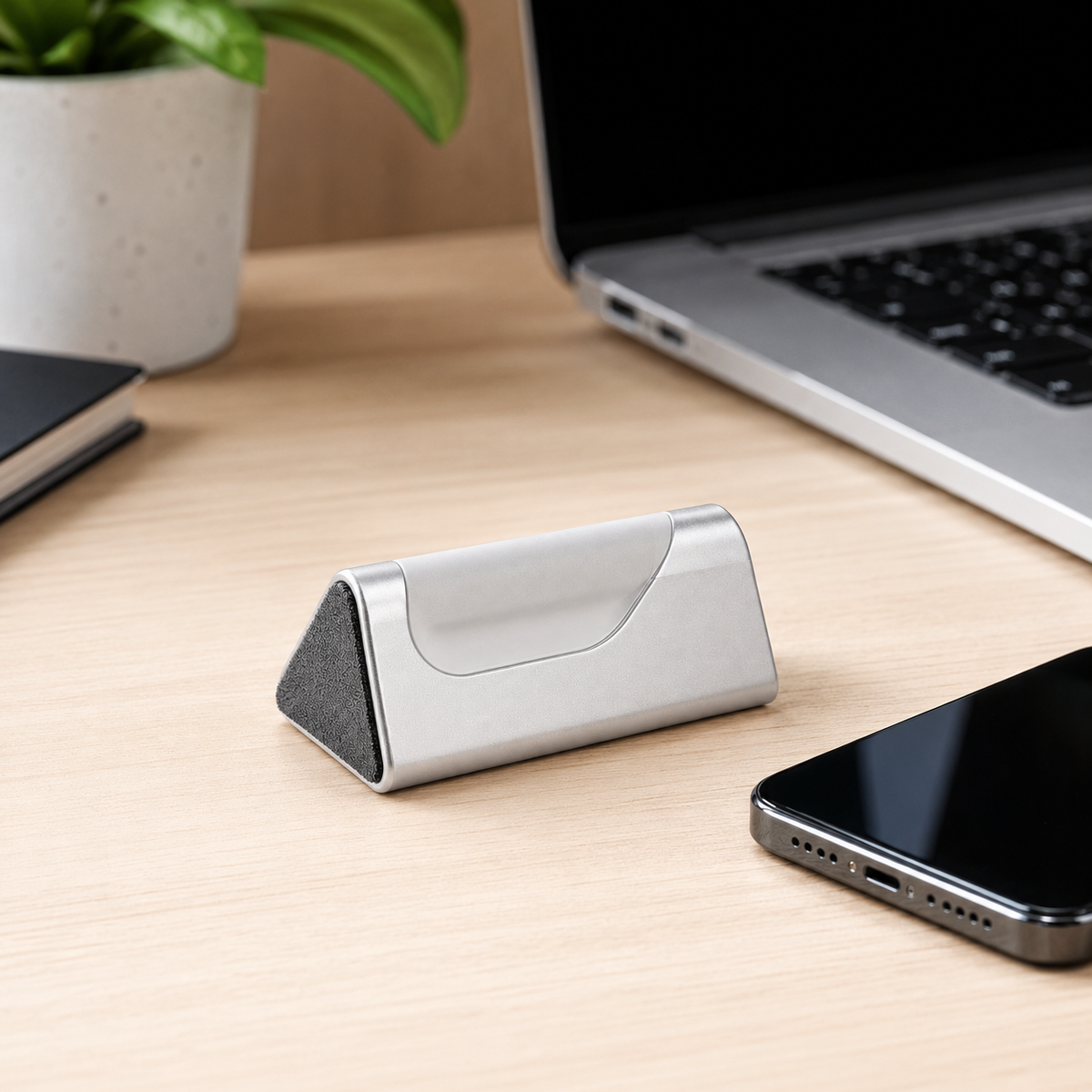 Portable Triangular Screen Cleaner for Everyday Devices